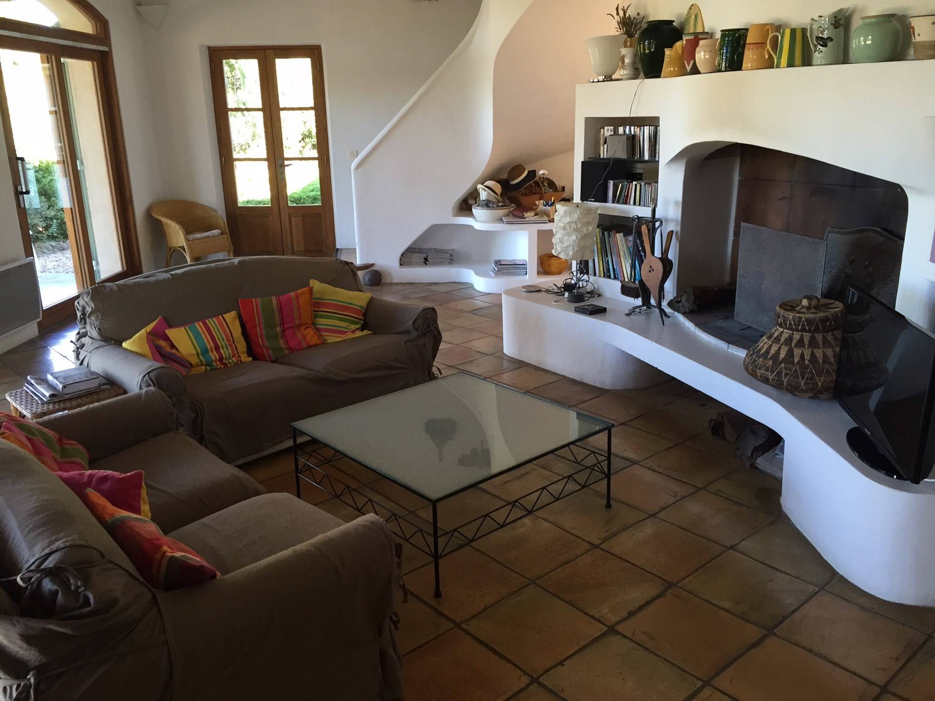 Maison contemporaine de plain-pied à vendre à Menerbes, avec jardin piscine et vue panoramique