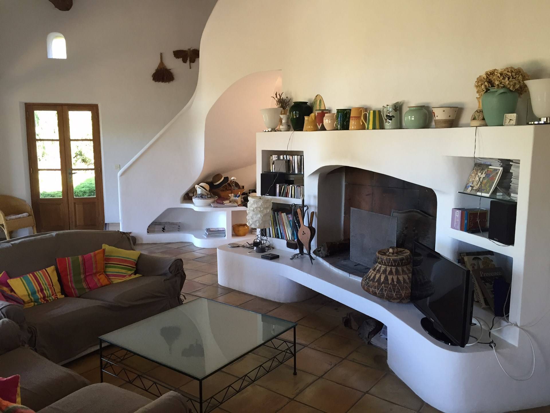 Maison contemporaine de plain-pied à vendre à Menerbes, avec jardin piscine et vue panoramique