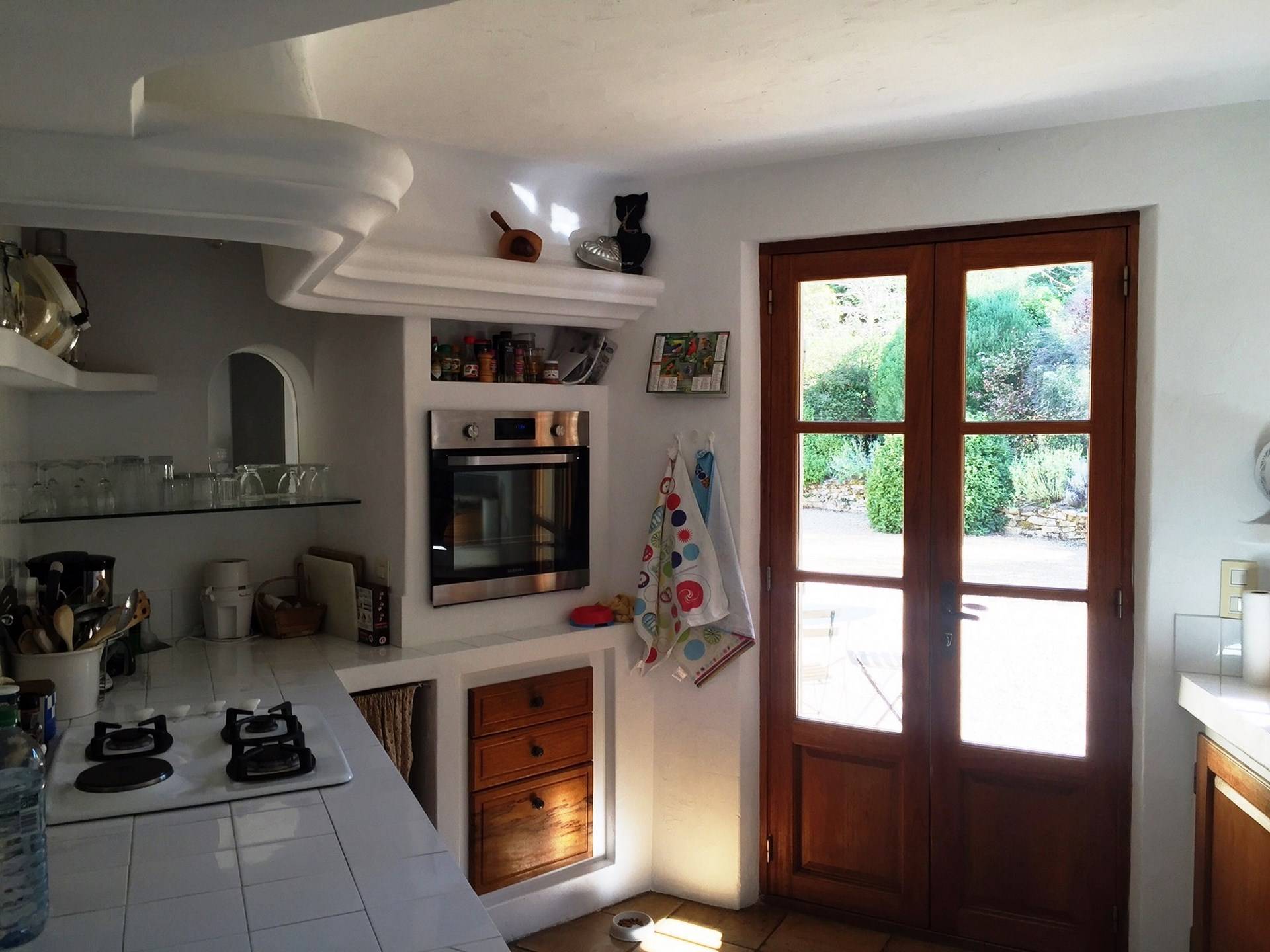 Maison contemporaine de plain-pied à vendre à Menerbes, avec jardin piscine et vue panoramique