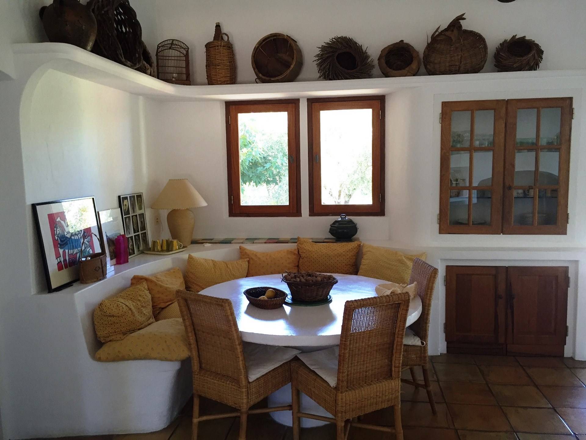 Maison contemporaine de plain-pied à vendre à Menerbes, avec jardin piscine et vue panoramique