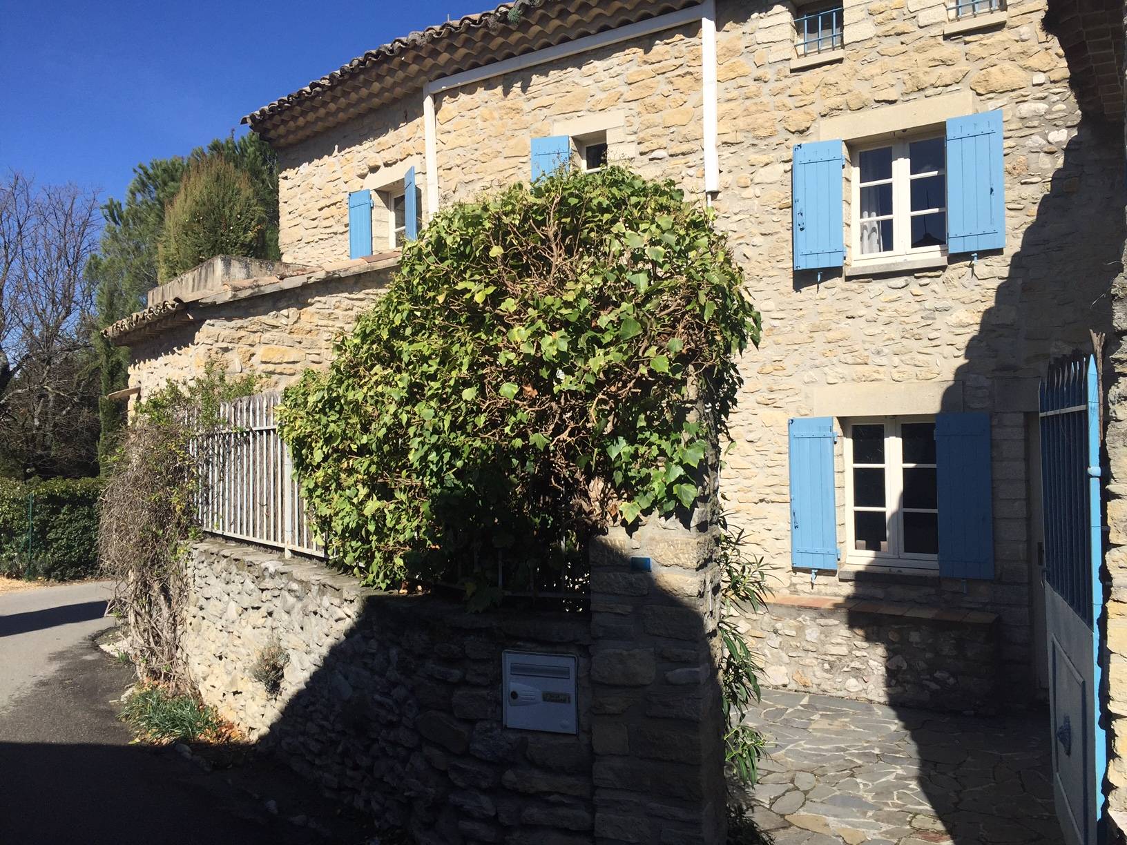 Vaison la Romaine mas de hameau et ses dépendances à la vente