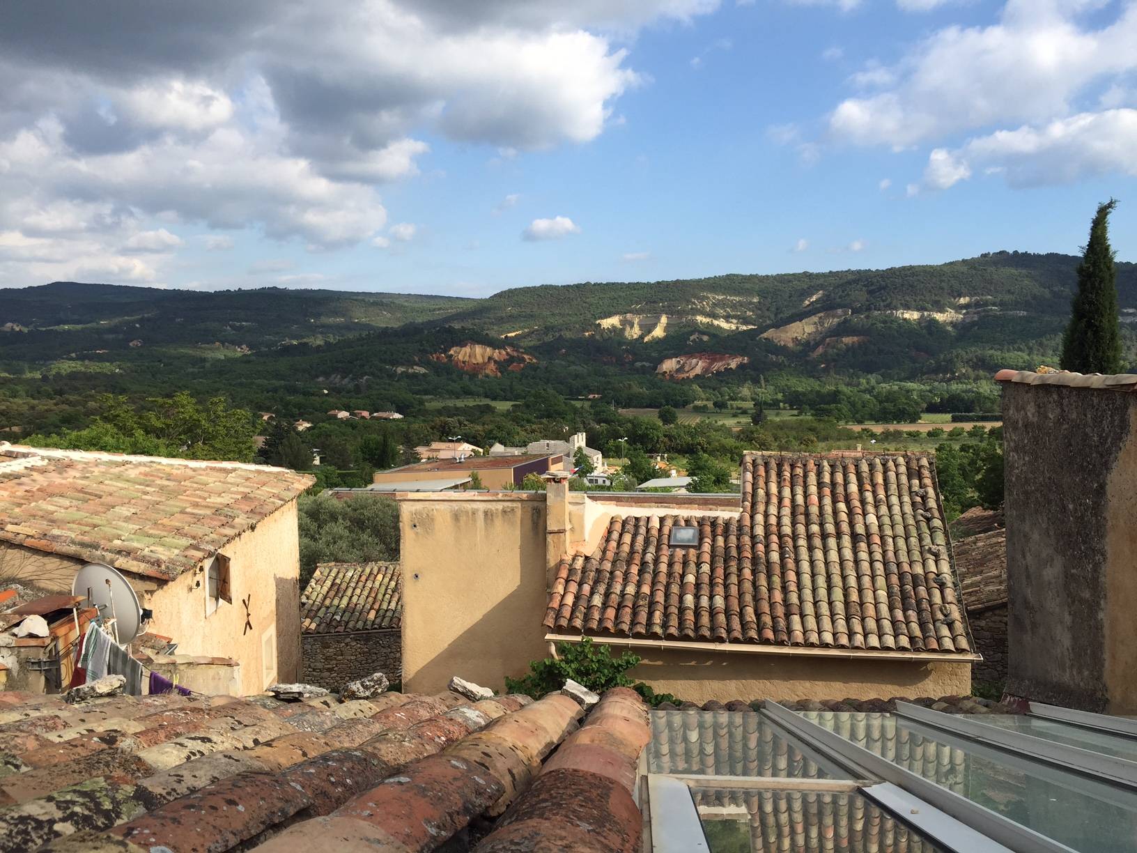 Maison de village à vendre à Rustrel dans le Luberon avec une cour intérieure et une piscine