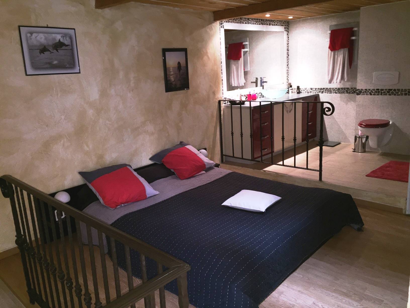 Maison de village à vendre à Rustrel dans le Luberon avec une cour intérieure et une piscine