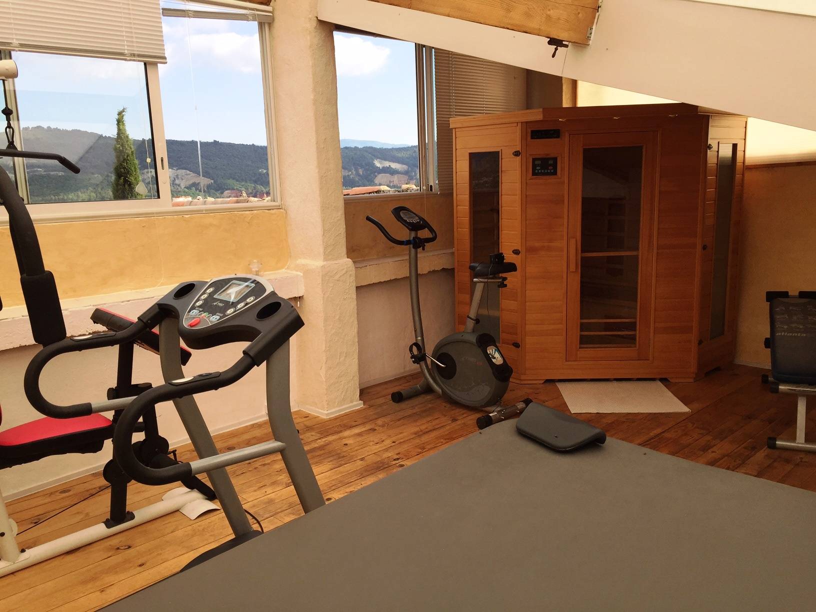 Maison de village à vendre à Rustrel dans le Luberon avec une cour intérieure et une piscine