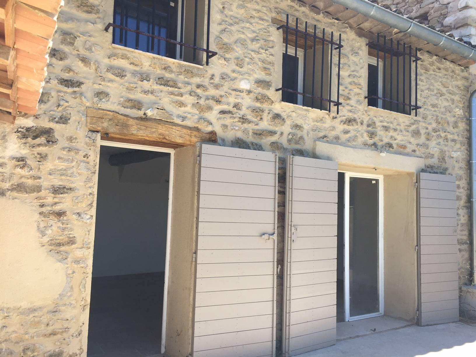 Maison de hameau restaurée à vendre à Oppède avec jardin et piscine