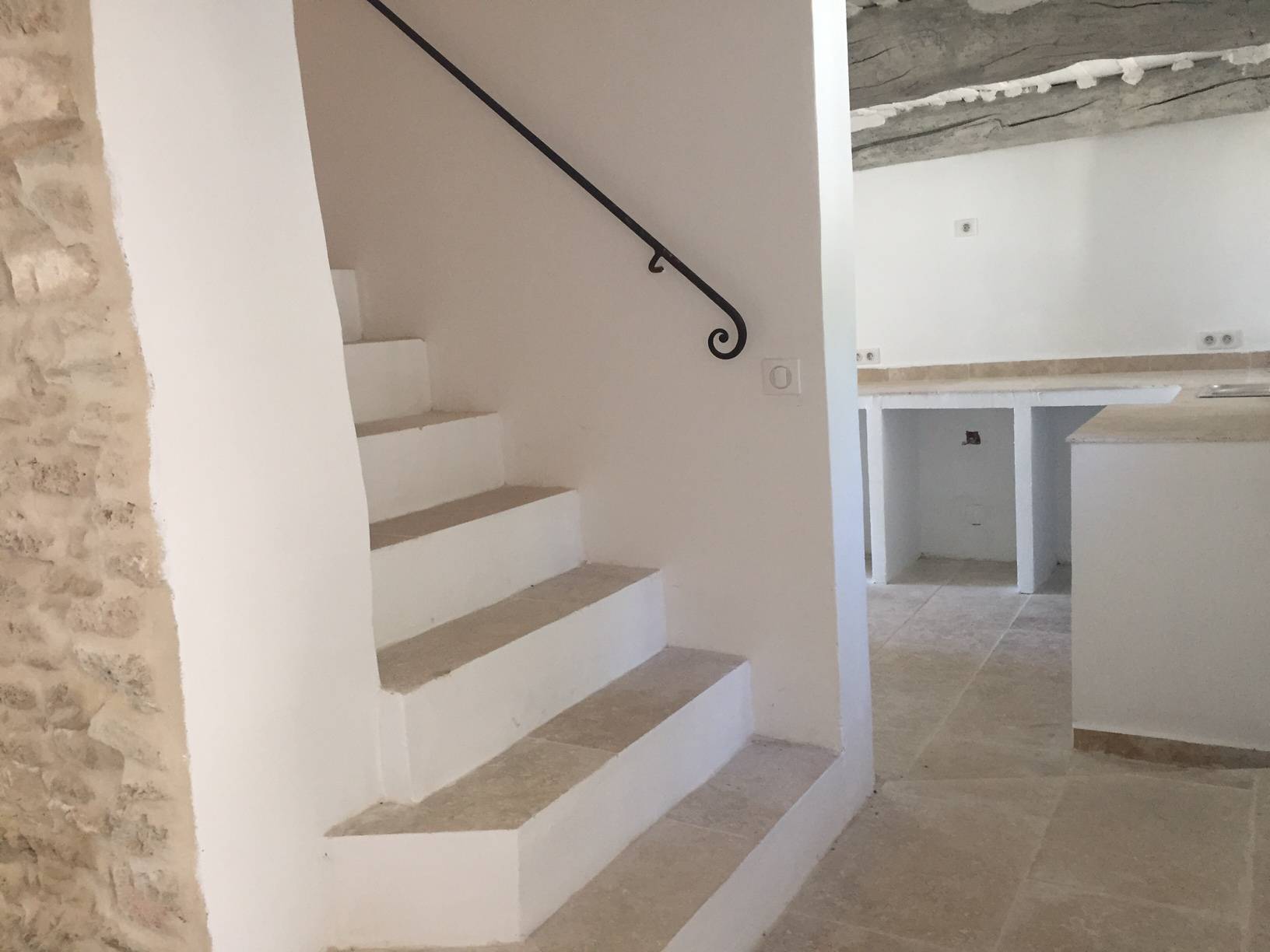 Maison de hameau restaurée à vendre à Oppède avec jardin et piscine