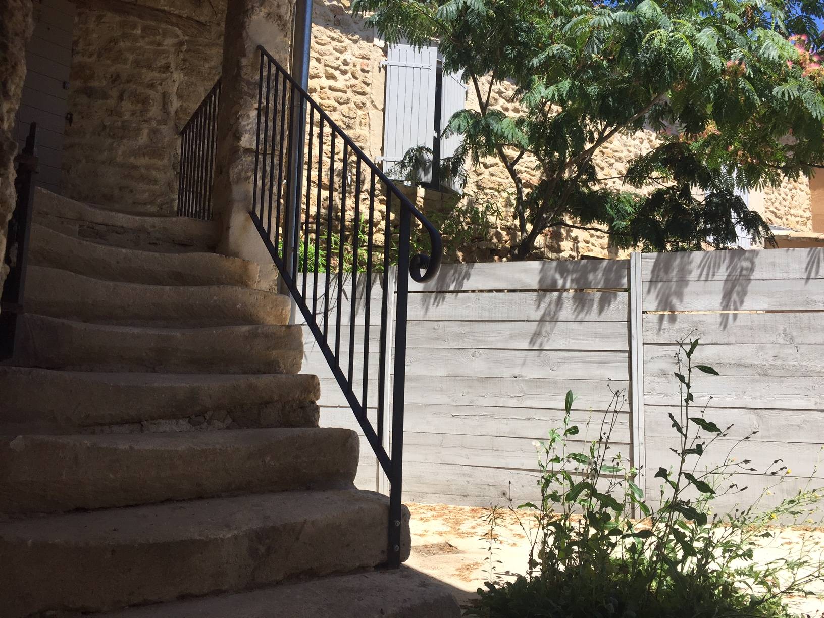 Maison de hameau restaurée à vendre à Oppède avec jardin et piscine