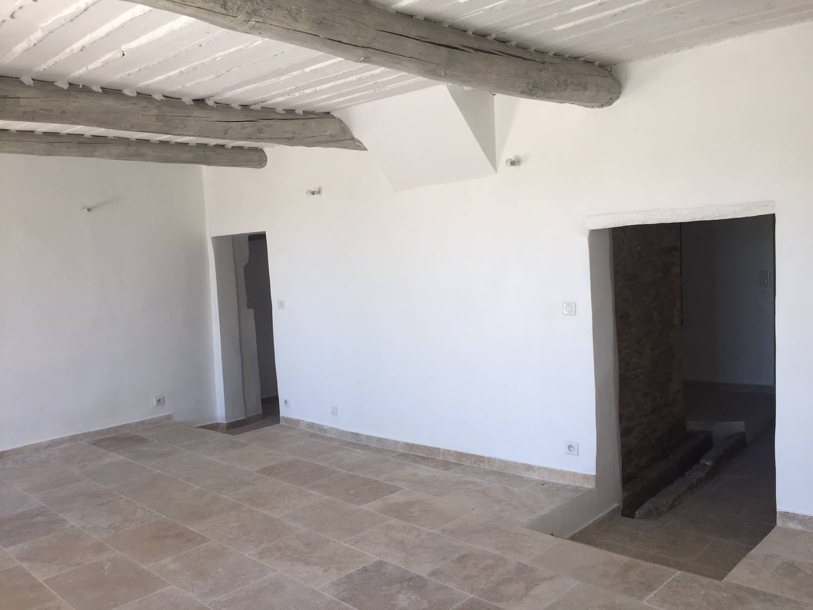 Maison de hameau restaurée à vendre à Oppède avec jardin et piscine