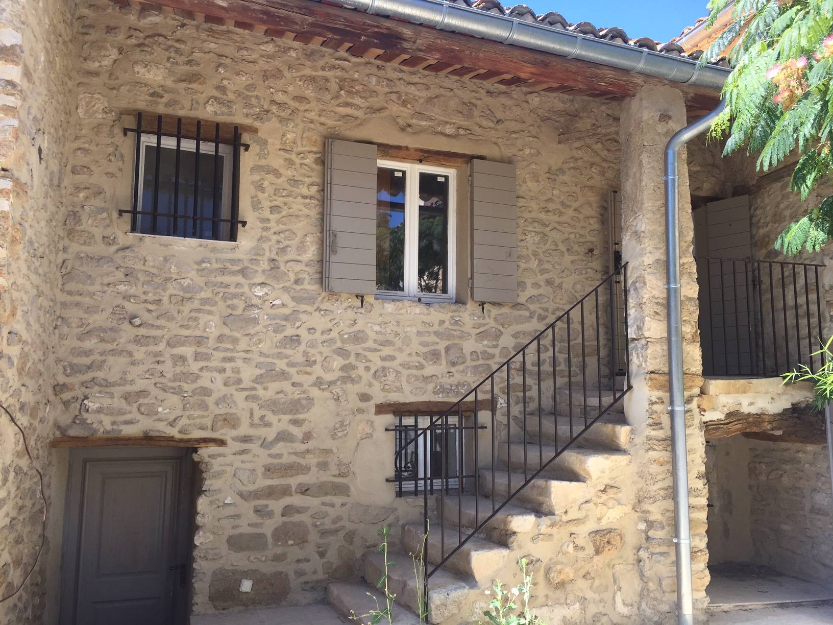 Maison de hameau restaurée à vendre à Oppède avec jardin et piscine