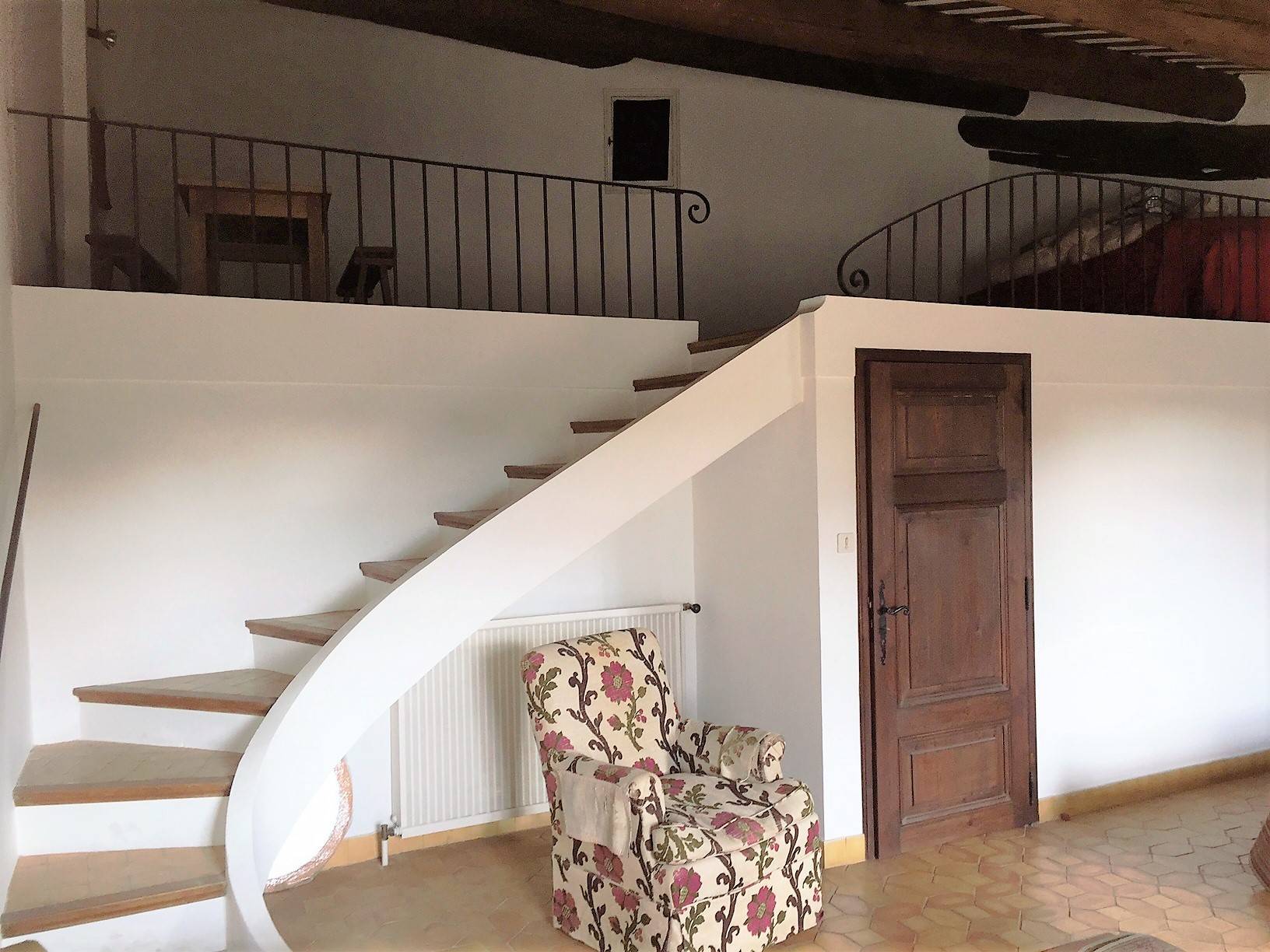 Maison de village de caractère à vendre à Roussillon avec terrasse et jardin