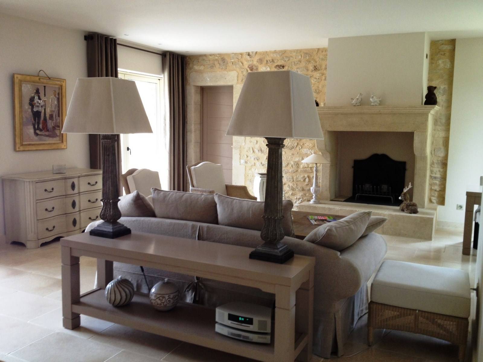 salon avec cheminée en pierre dans cette maison contemporaine à vendre à Lacoste