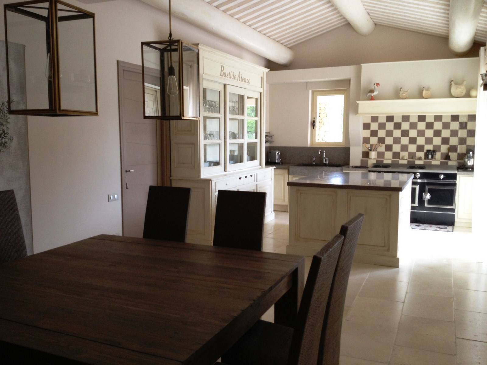 A vendre propriété de prestige à Lacoste avec espace cuisine ouverte entièrement équipée salle à manger