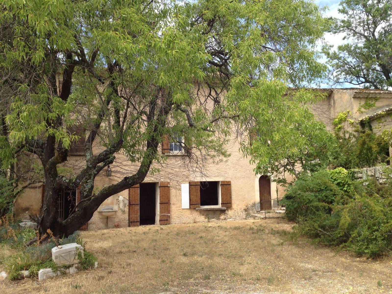 Bastide de  hameau à restaurer à la vente par l'Immobilière du Luberon