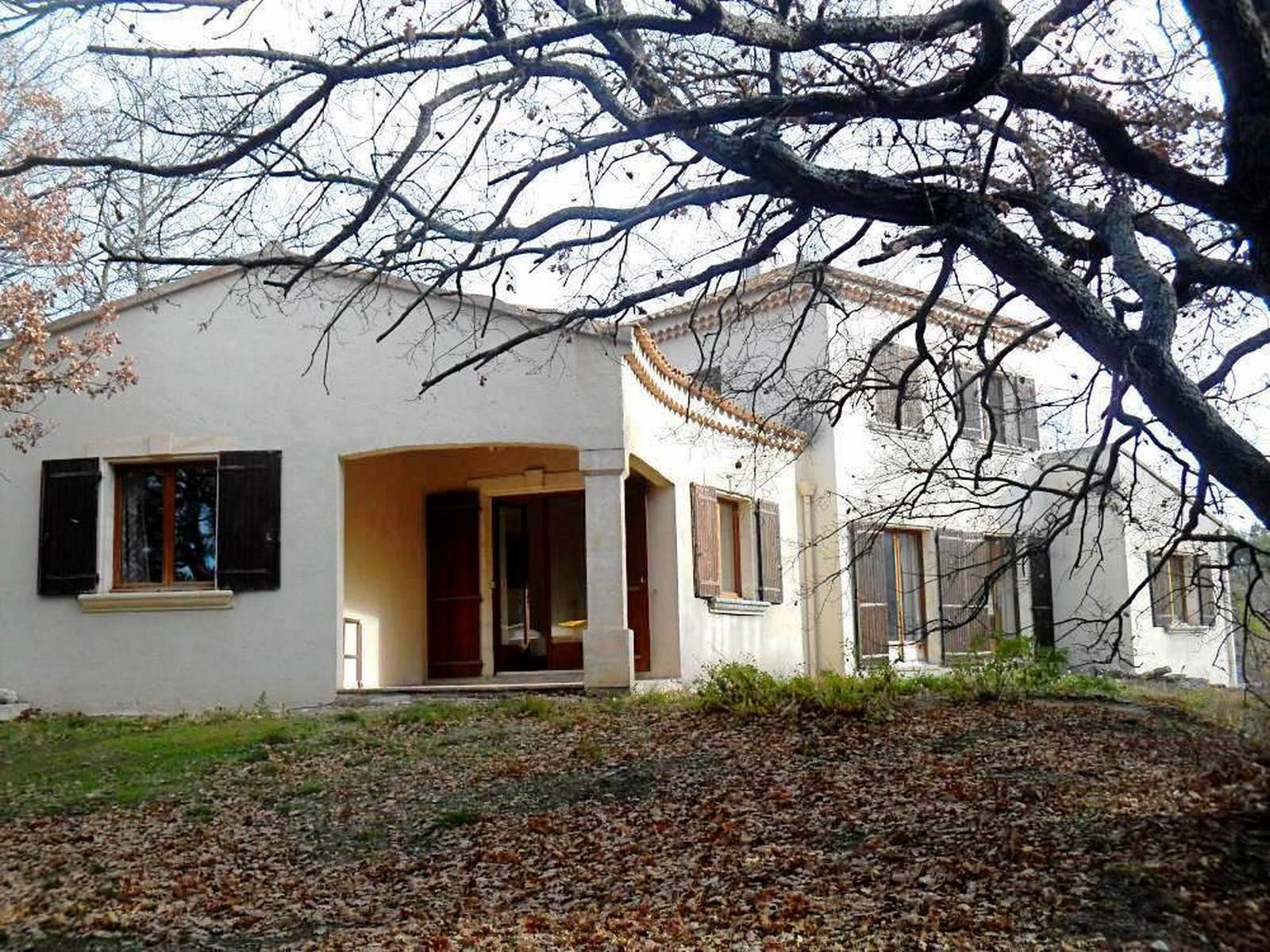 Villa à vendre à Lacoste avec jardin piscine et tennis