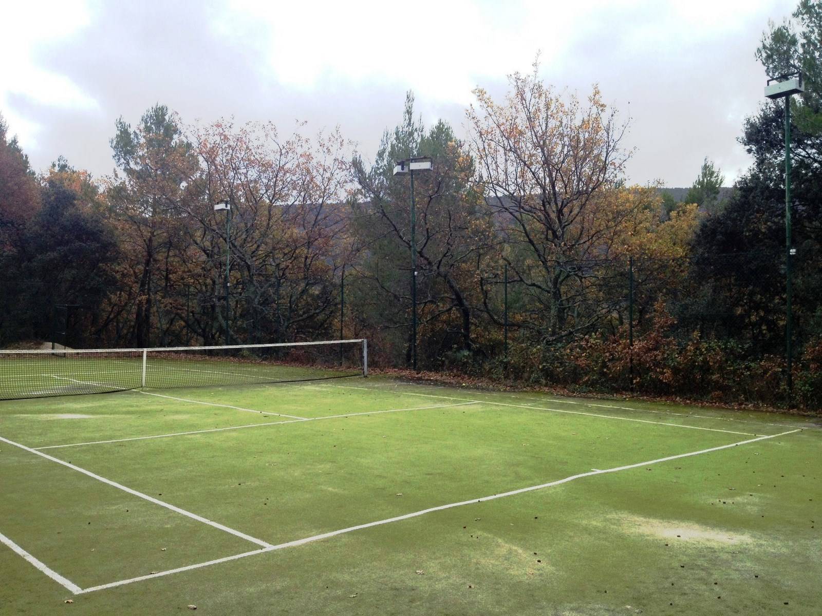propriété à vendre à Lacoste avec tennis au coeur du Luberon