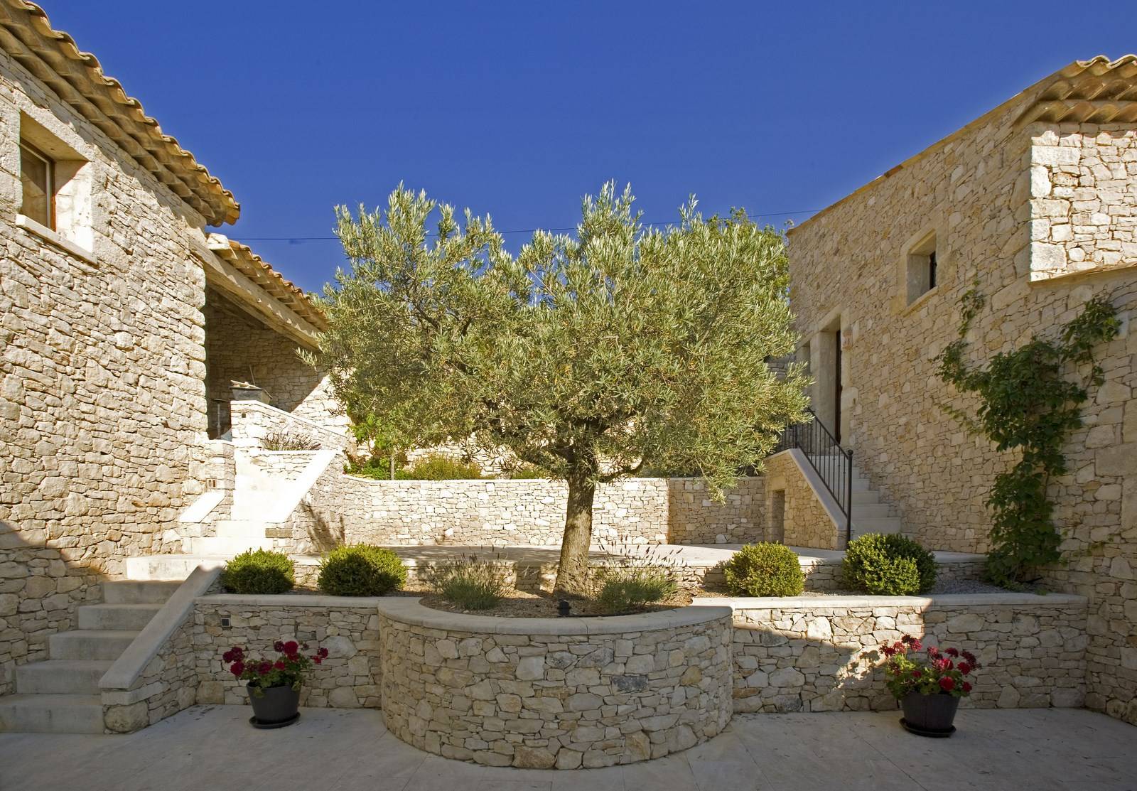 Maison en pierre restaurée en vente dans le Luberon