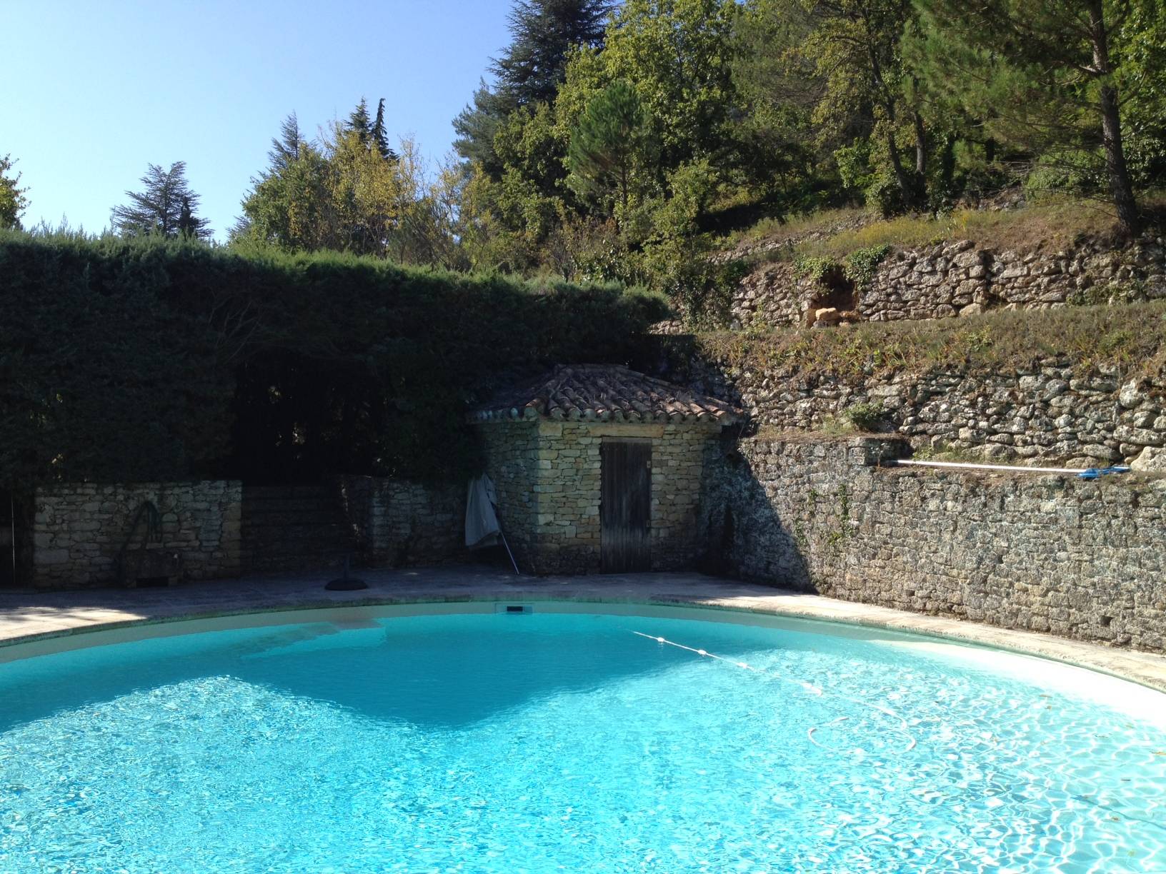 Piscine avec vue sur le village de Menerbes