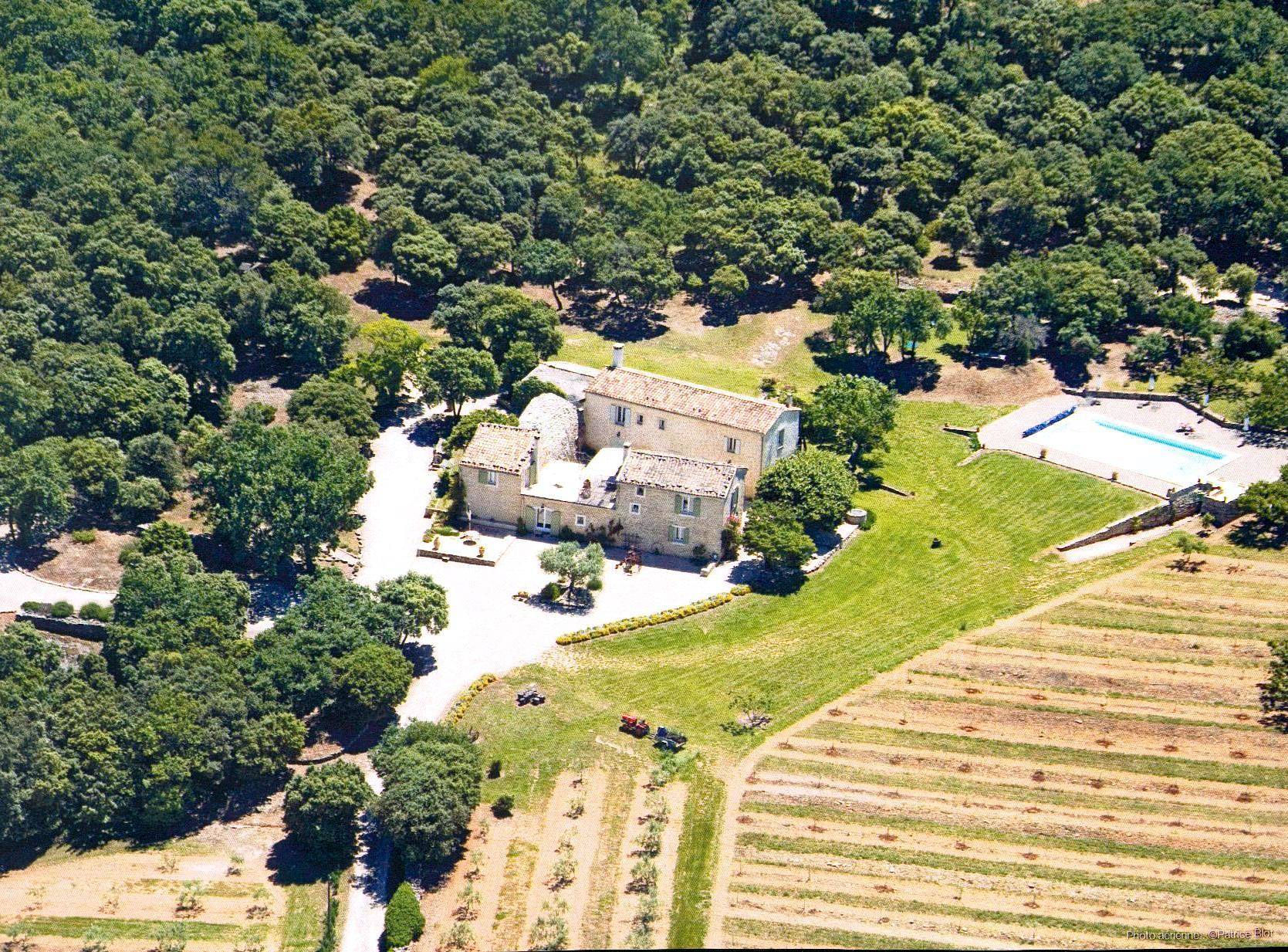 Propriété à la vente près de Gordes 22 hectares