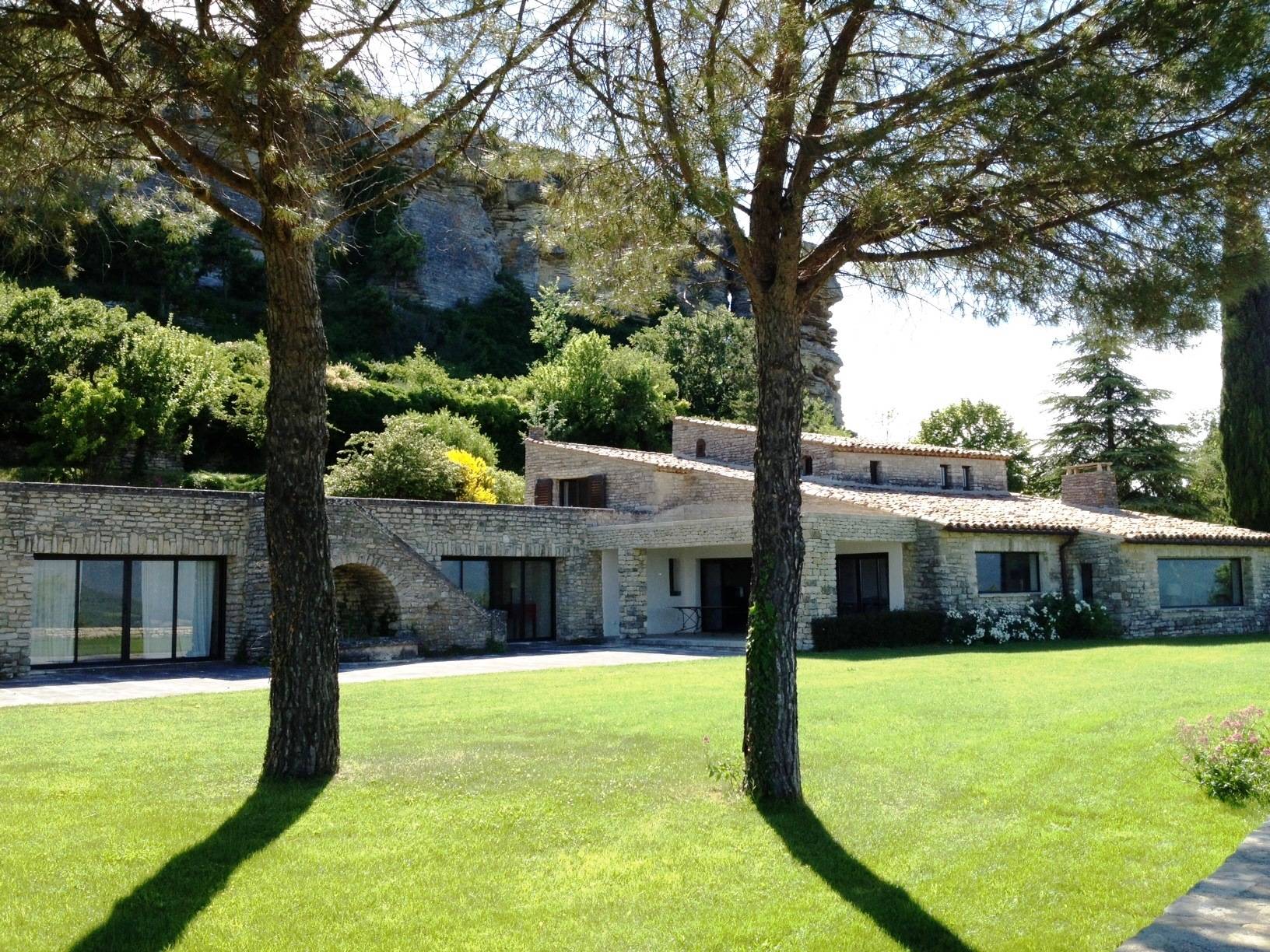 Maison contemporaine en pierre avec superbe vue à vendre près de Bonnieux