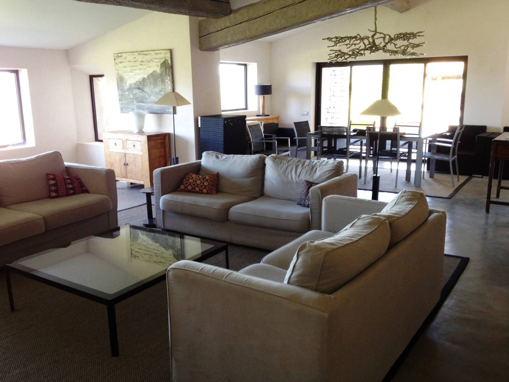 Vaste pièces de reception avec de grandes ouvertures sur  l'extérieur