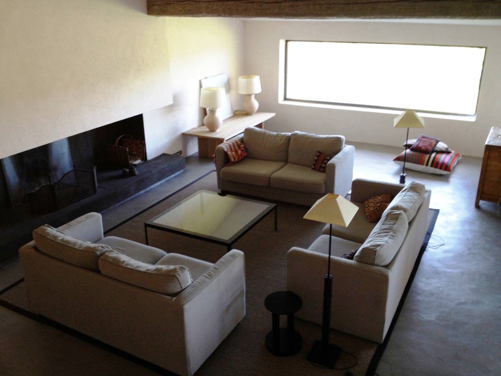 Salon avec cheminée contemporaine