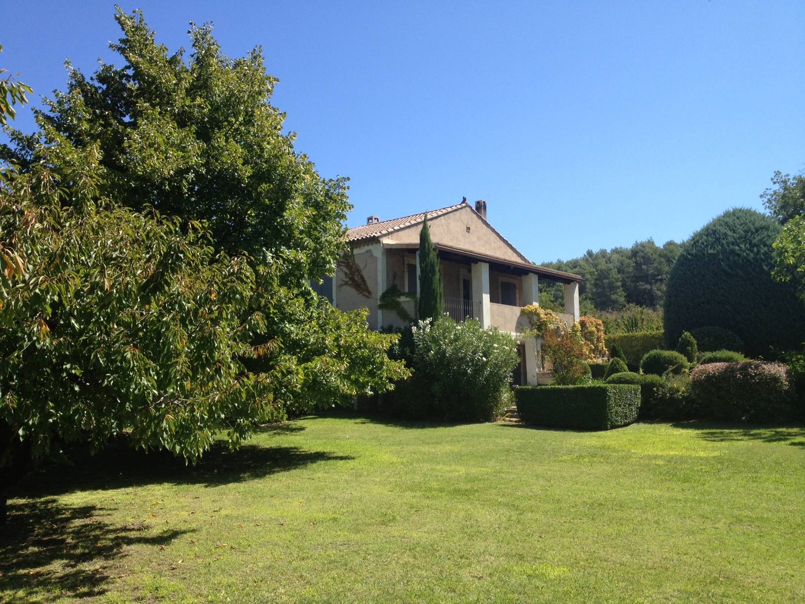 Maison contemporaine avec vue sur le village de Menerbes