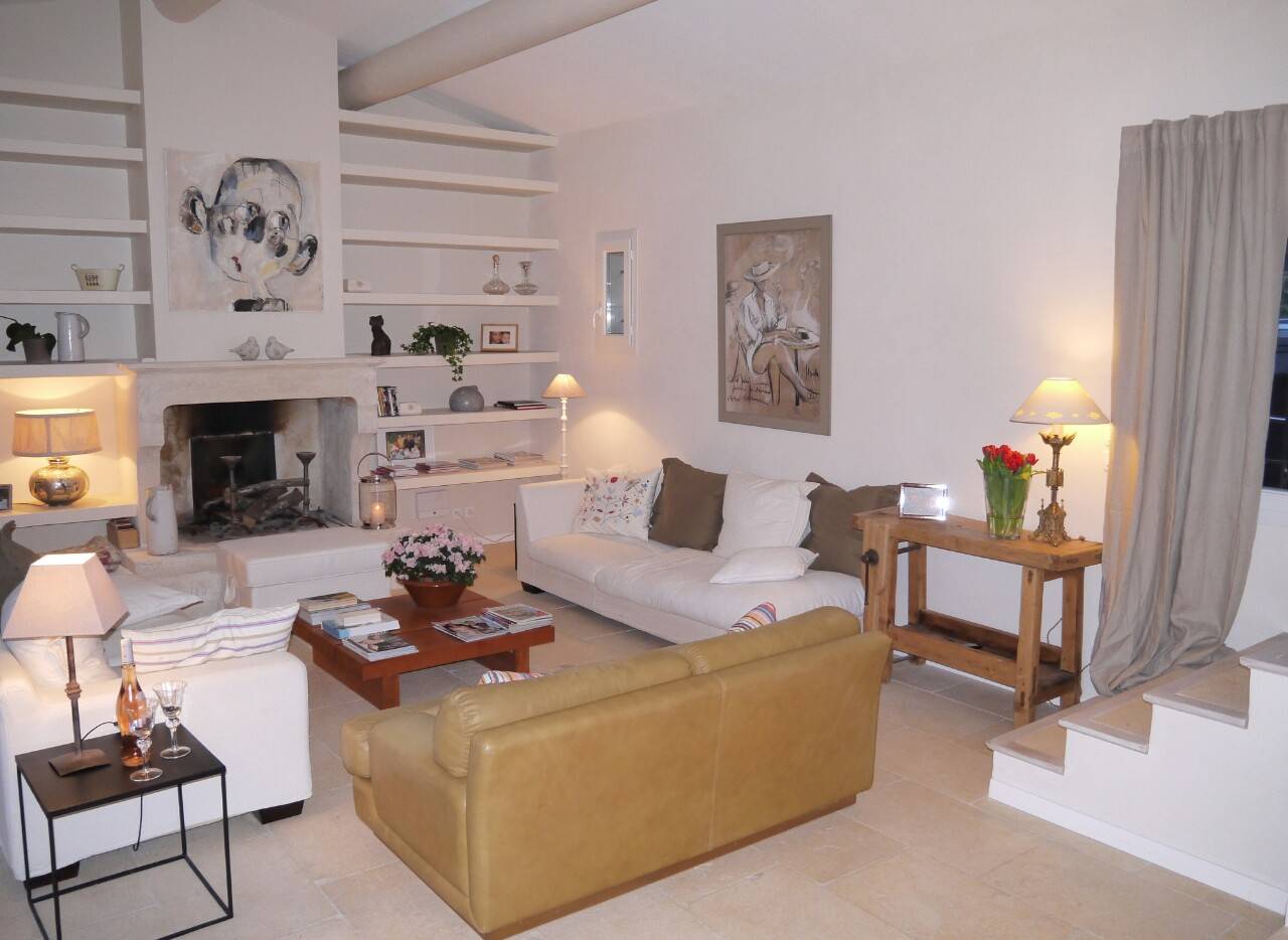 salon avec cheminée