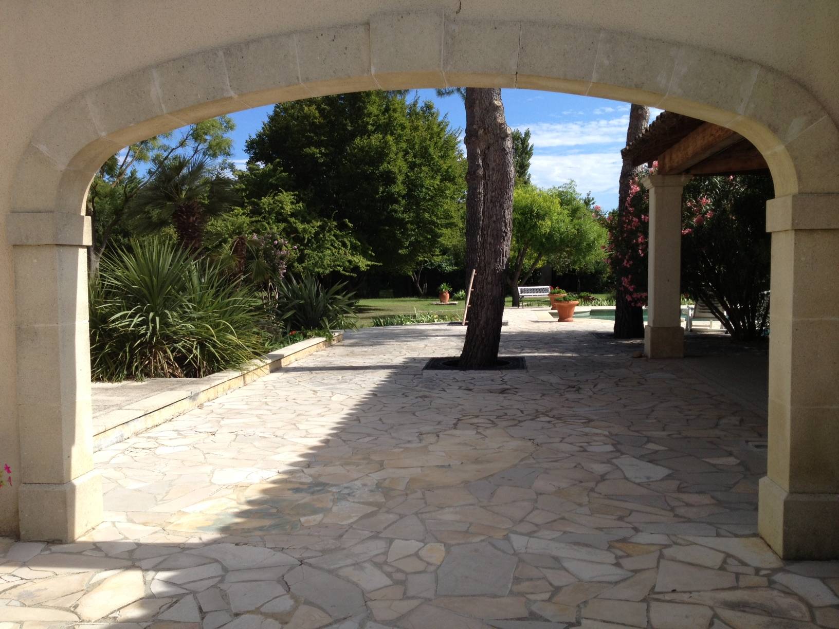 maison à vendre avec jardin arboré et paysagé près d'Avignon