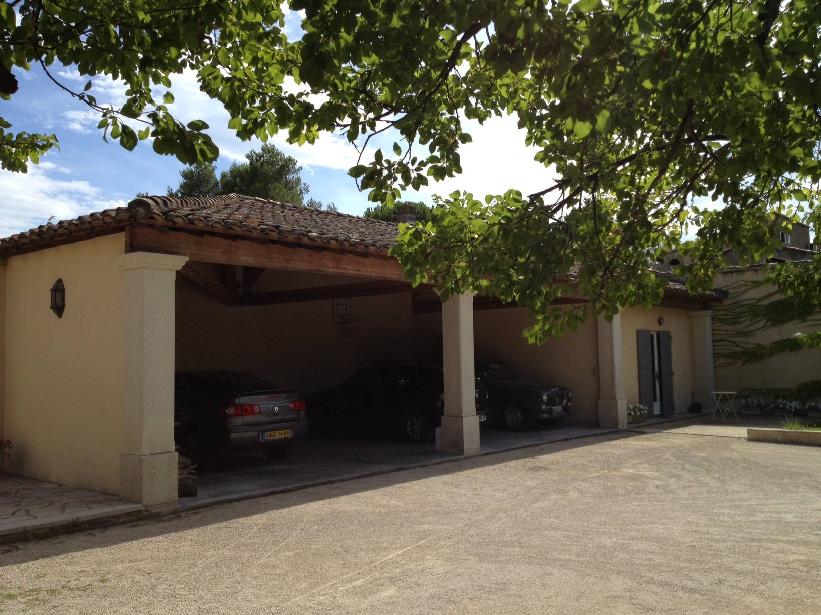 Maison à vendre à Entraigues sur la Sorgue avec garages et abris voitures