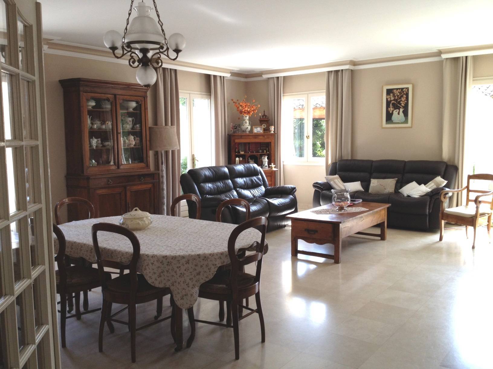 salon salle à mager avec cheminée dans cette villa à vendre près d'Avignon