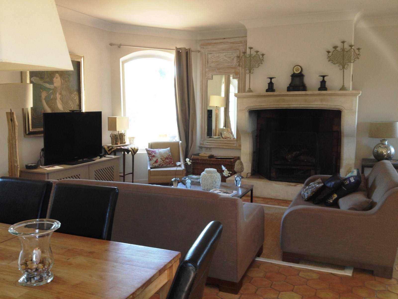 Vaste salon avec cheminée