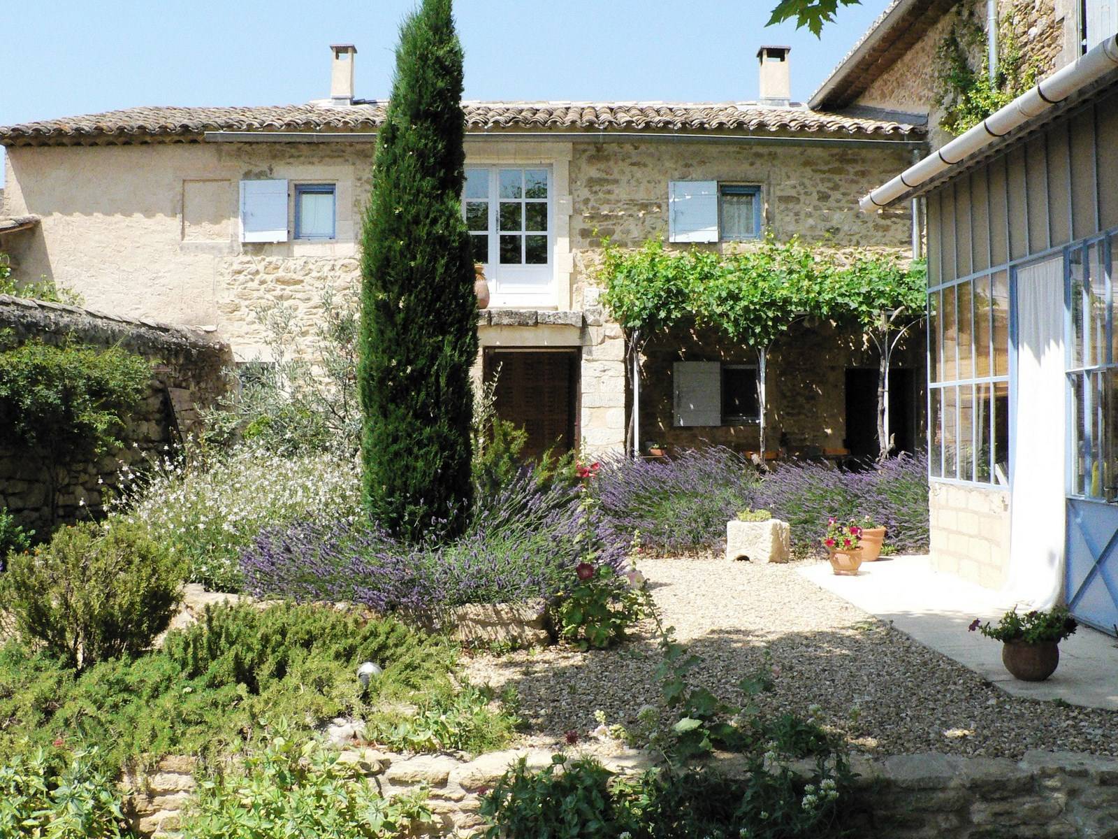 Mas entièrement restauré dans le Luberon