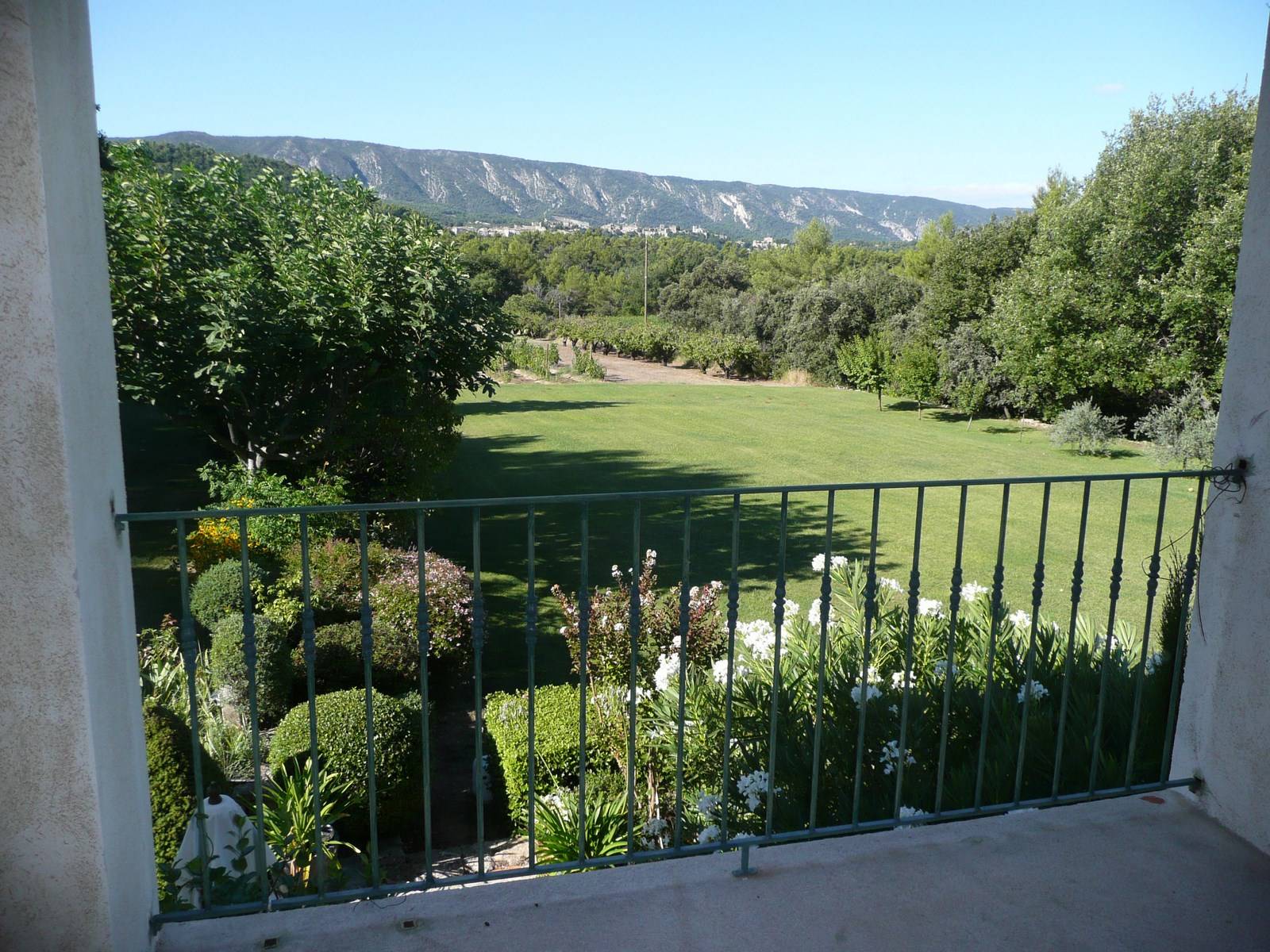 Maison avec vue sur le village de Menerbes