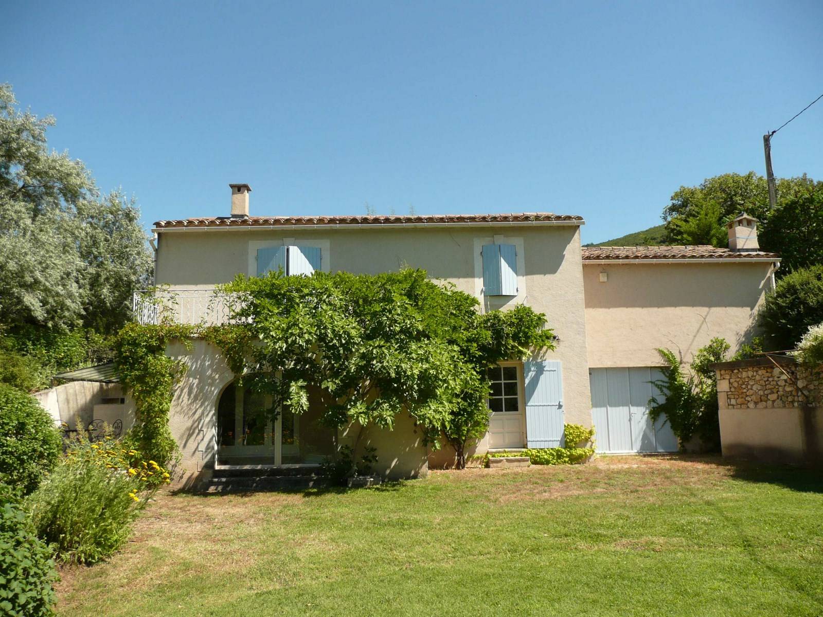 A vendre propriété avec maison d'amis avec 2 appartements