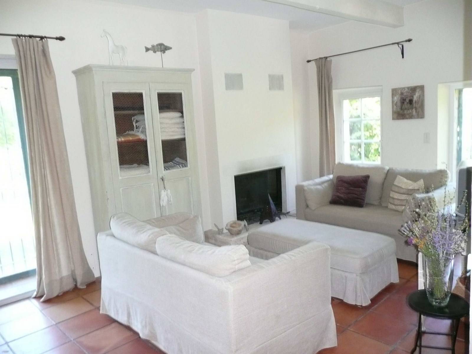 Salon avec cheminée dans cette maison à vendre à Lacoste