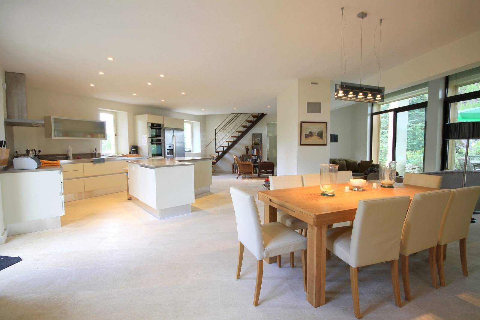 espace de vie salon avec cheminée cuisine ouverte équipée