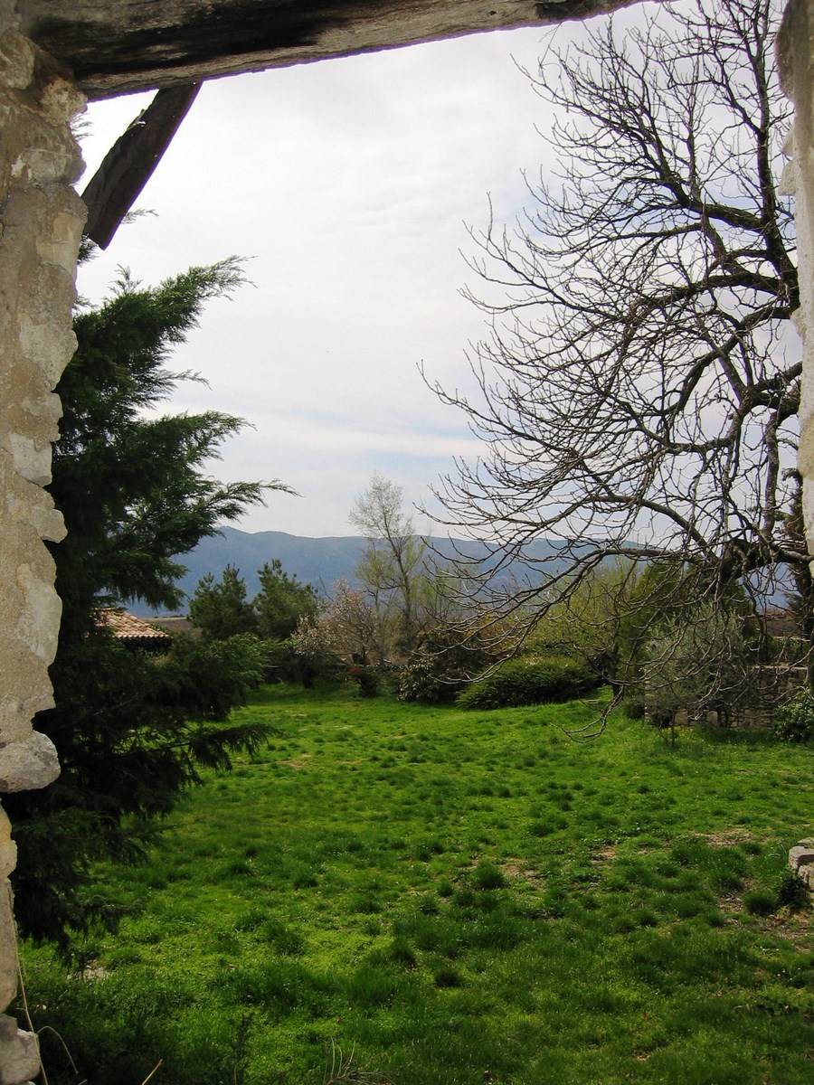Maison à restaurer avec vue à la vente près de Viens