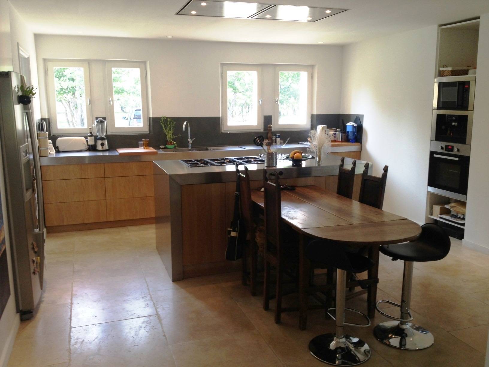 Maison Contemporaine à vendre à Roussillon avec une piscine et jardin arboré