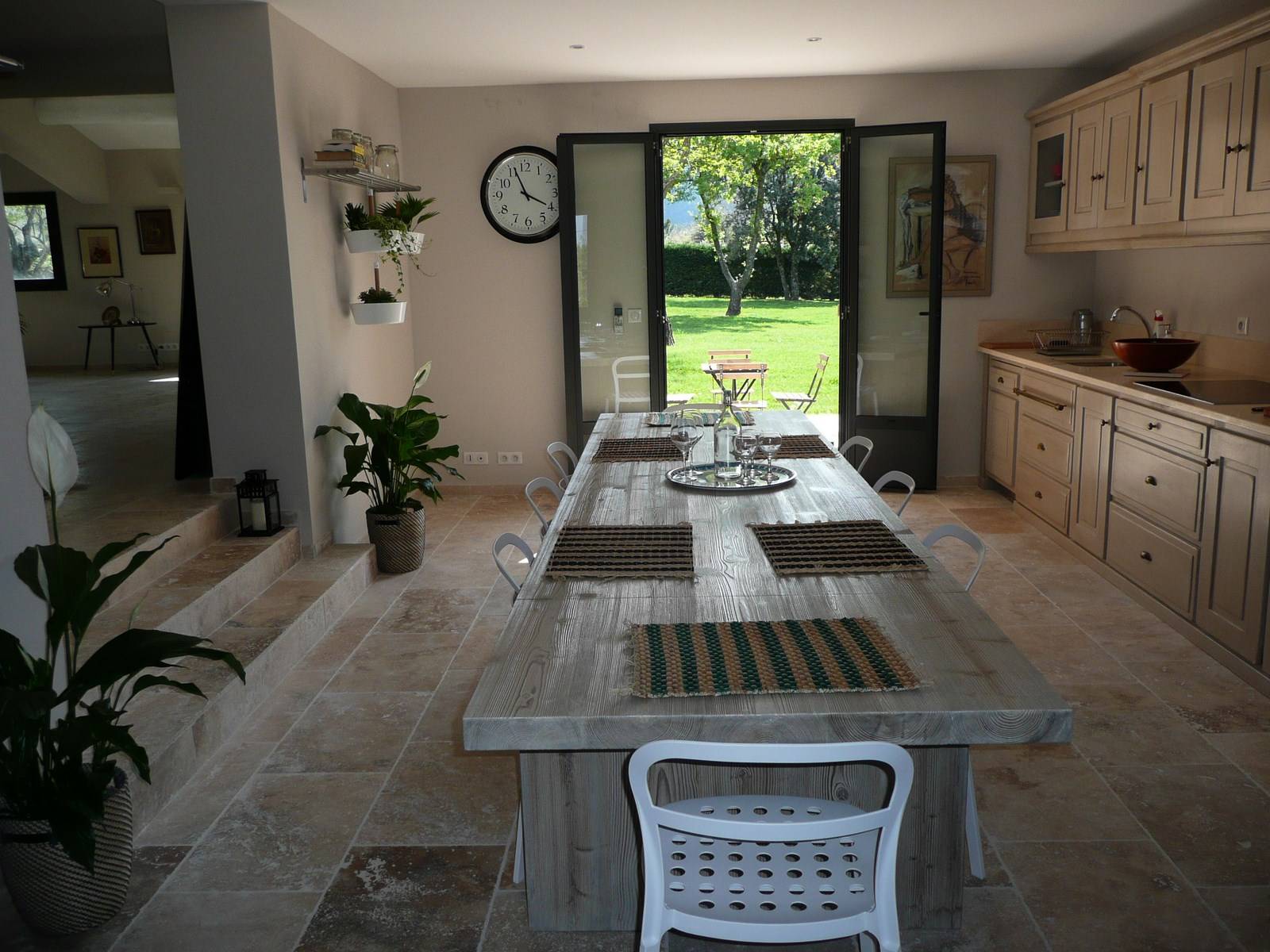 Cuisine à vivre dans cette maison contemporaine à la vente à Menerbes