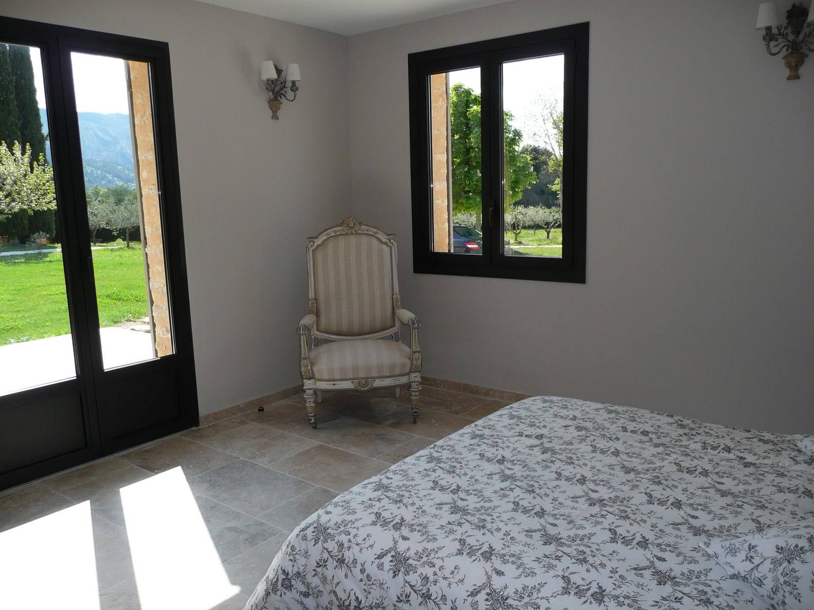 Maison Contemporaine à vendre à Menerbes avec jardin piscine et vue panoramique