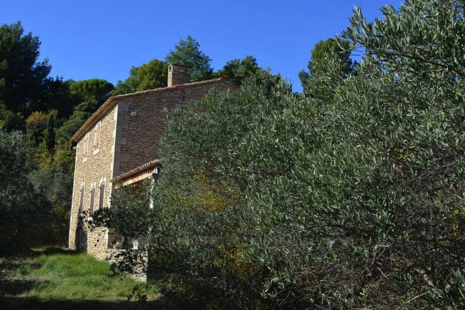 Maison en pierre sèche à vendre à Gordes avec une vue panoramique et terrain d'oliviers
