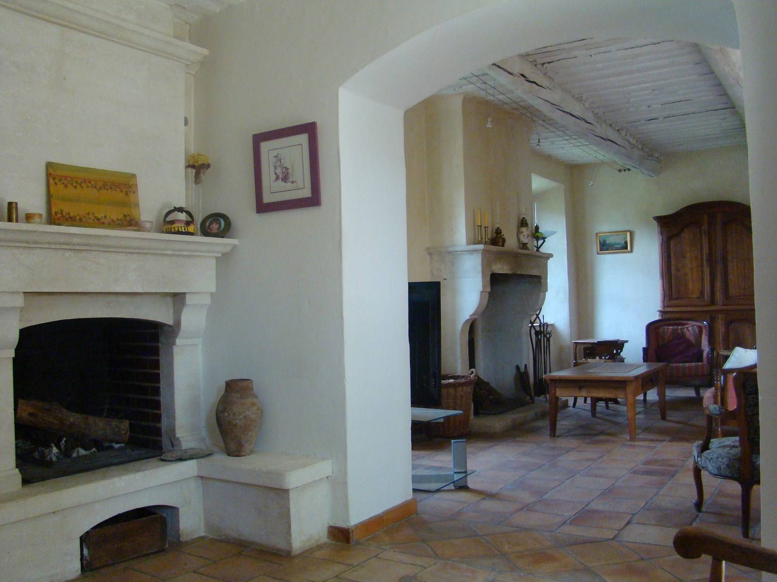 Cuisine salle à manger avec cheminée dans ce mas en vente à Oppède