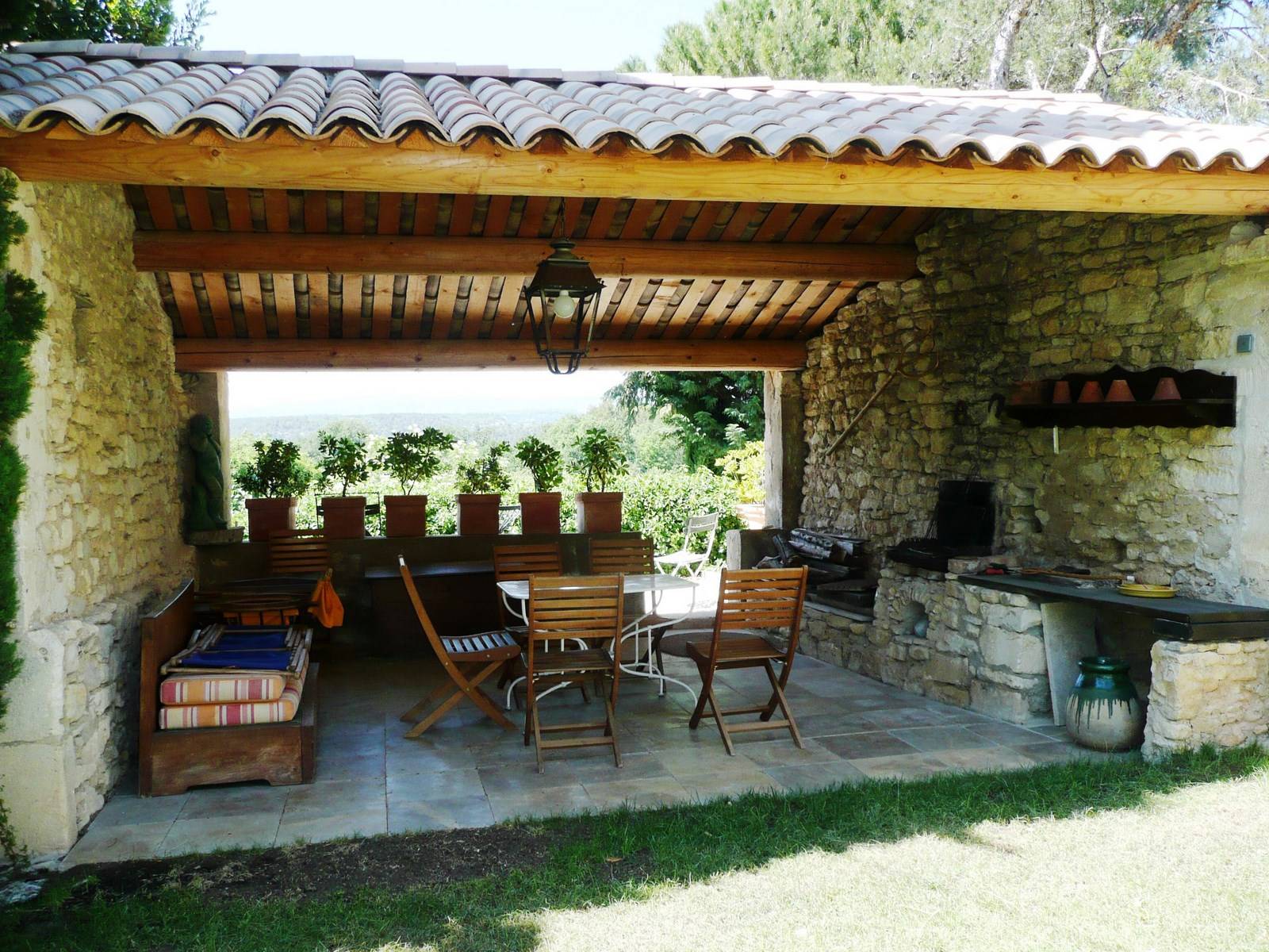 Salle à manger d'été dans cette maison à vendre près de Lacoste