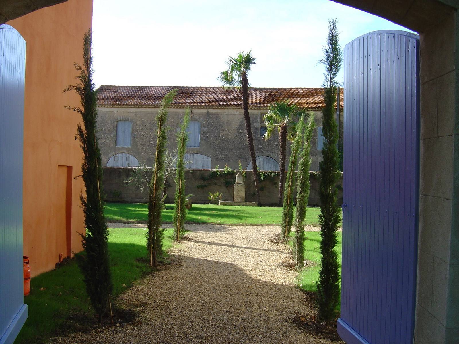 Mas ancien à vendre avec son parc arboré et sa cour intérieure