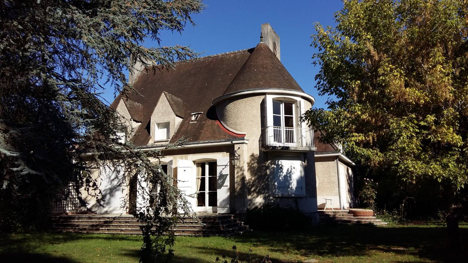 Gien centre ville demeure des années 50 à la vente