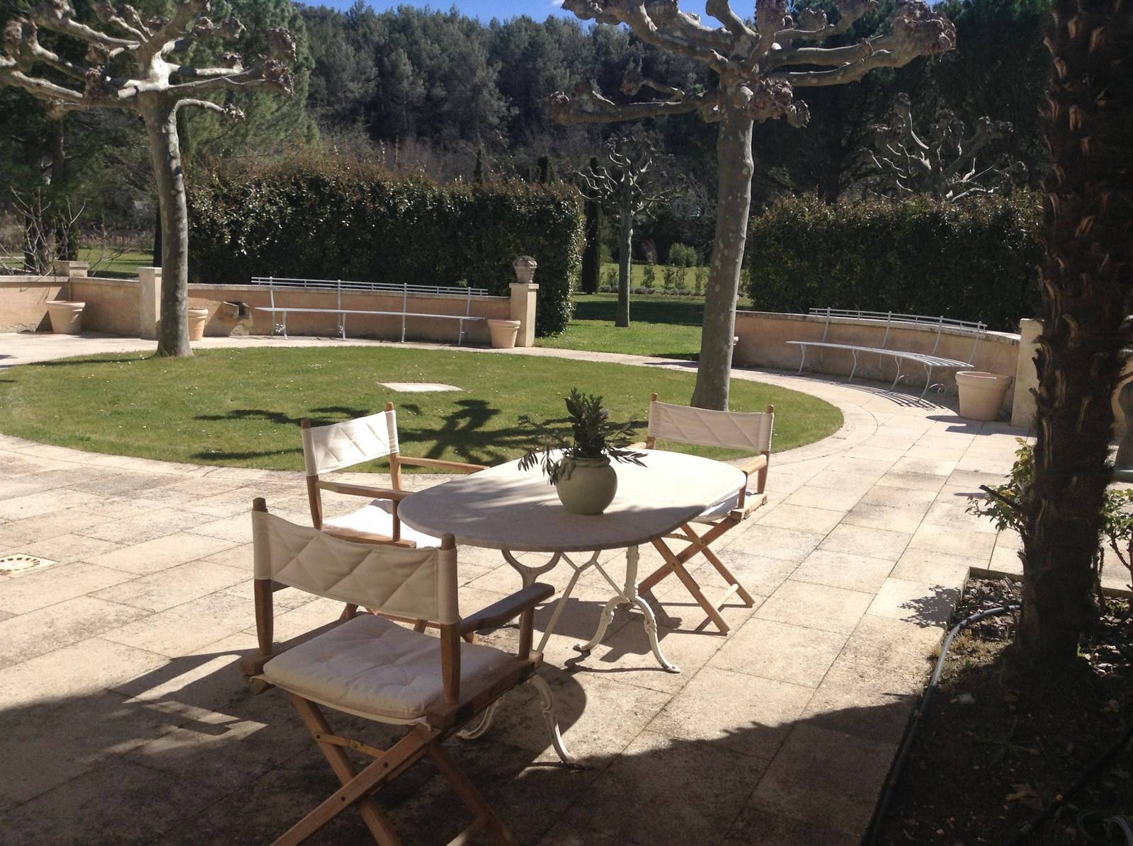 Terrasse plein sud à l'ombre des platanes dans ce mas à la vente à Menerbes