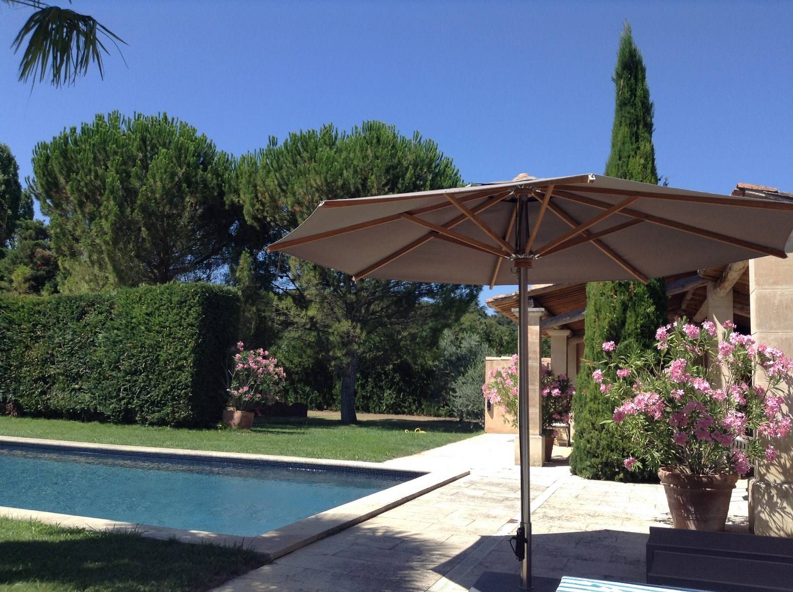Piscine et pool house dans cette propriété à vendre à Menerbes