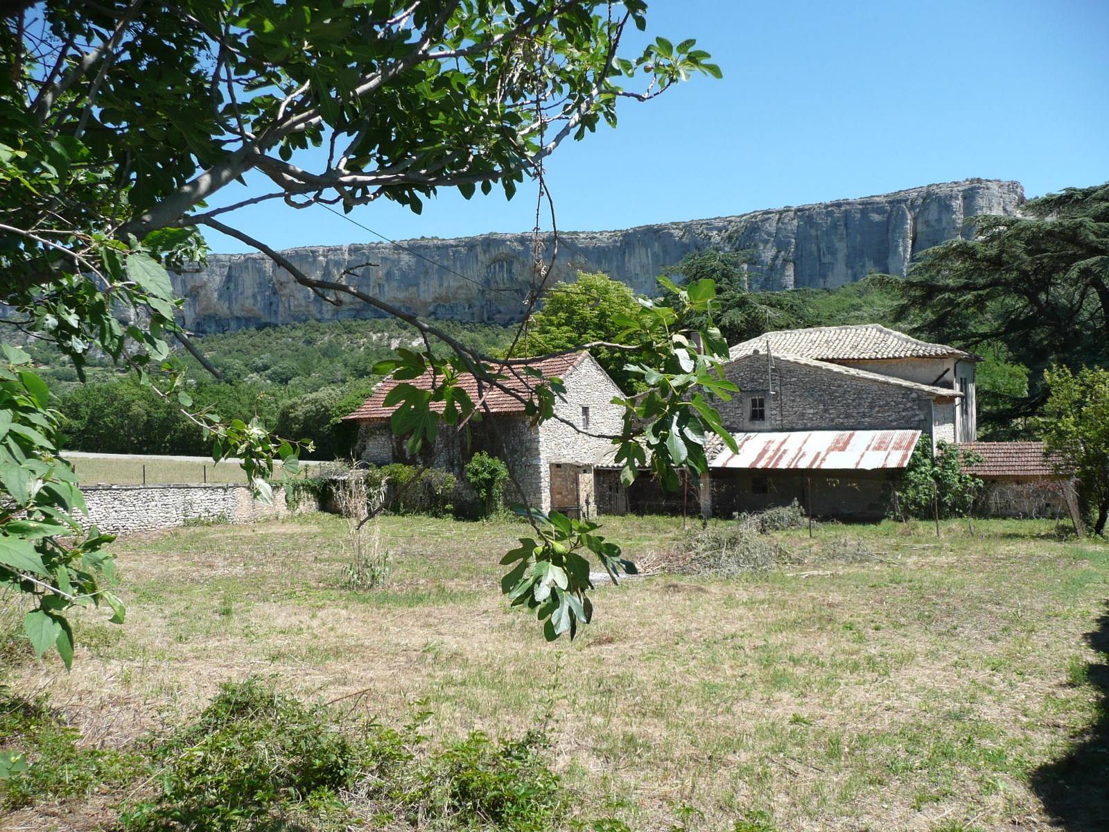 Propriété à la vente avec vue sur la falaise de Lioux