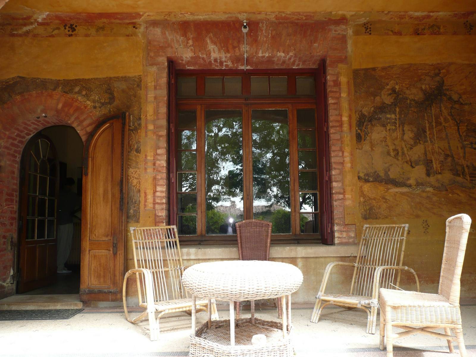 Terrasse couverte et ses fresques murales dans cette demeure en vente par l'Immobilière du Luberon