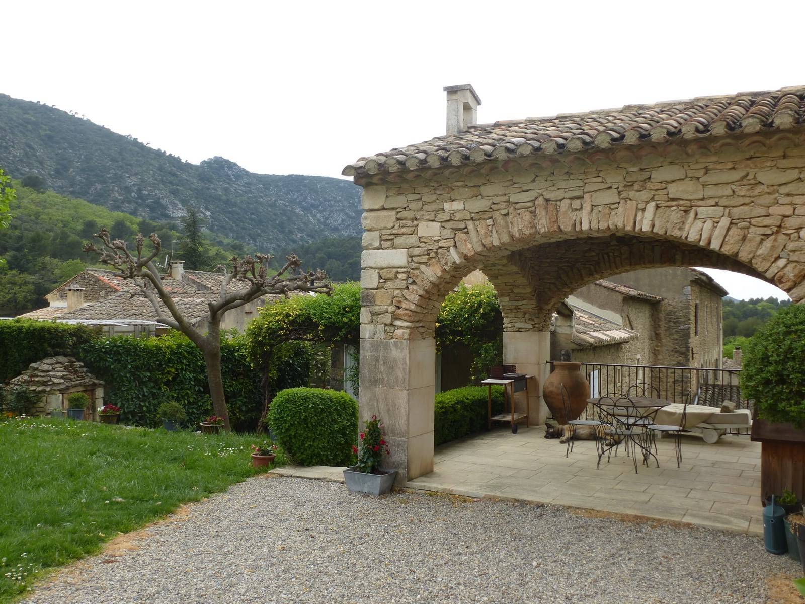Avendre dans le Luberon mas en pierre et sa maison d'amis